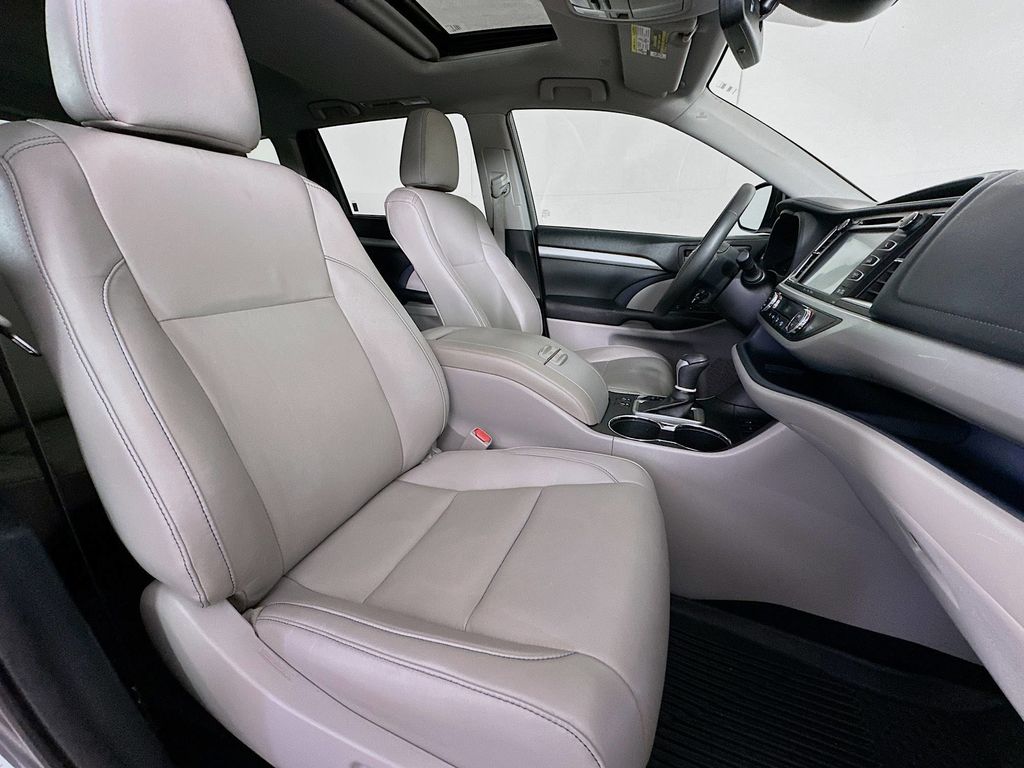 Thumbnail: 2019 Toyota Highlander - 12