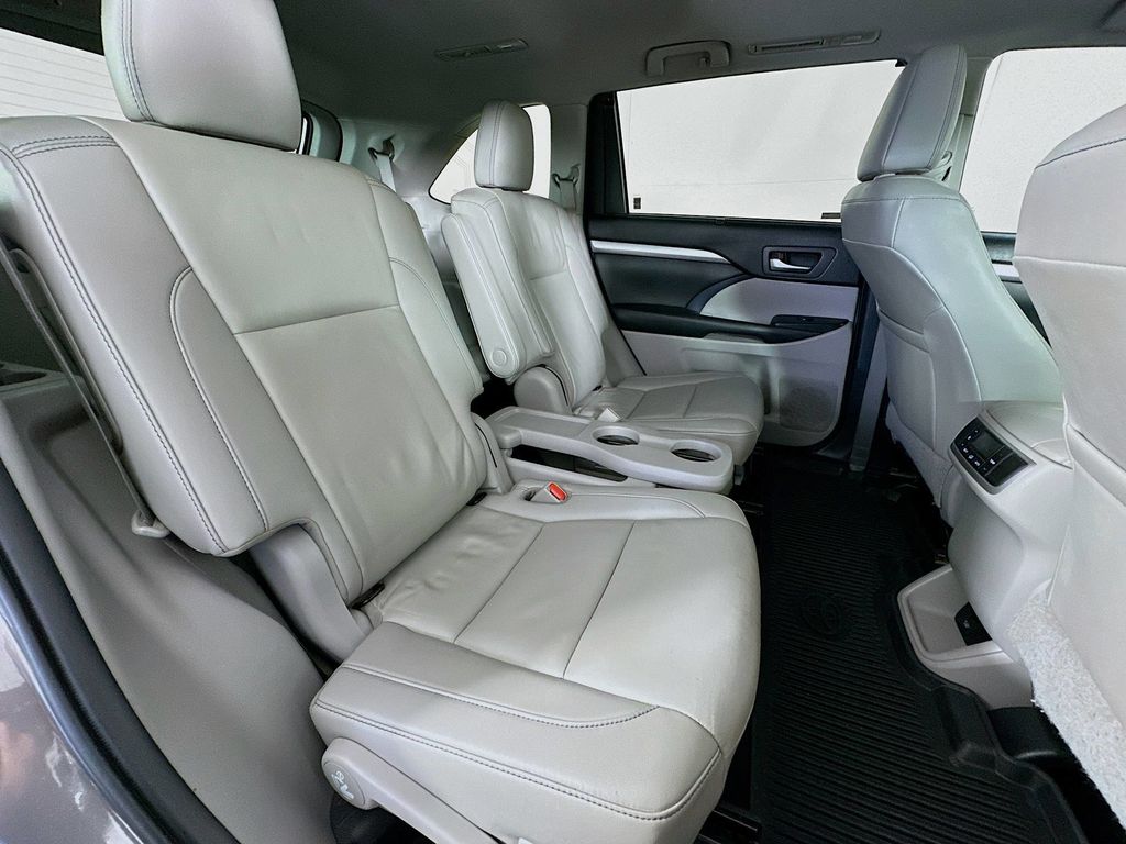 Thumbnail: 2019 Toyota Highlander - 33