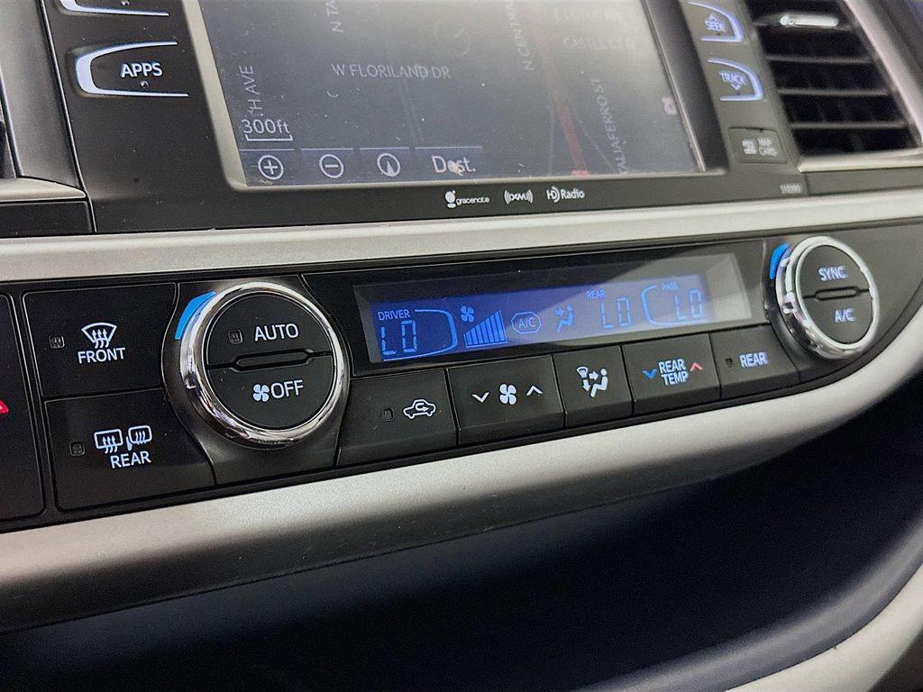 Thumbnail: 2019 Toyota Highlander - 23