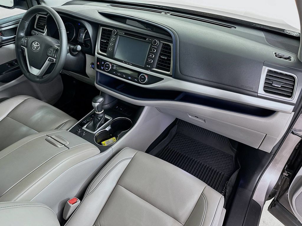 Thumbnail: 2019 Toyota Highlander - 15