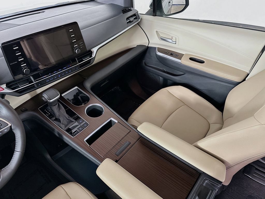Thumbnail: 2021 Toyota Sienna - 14