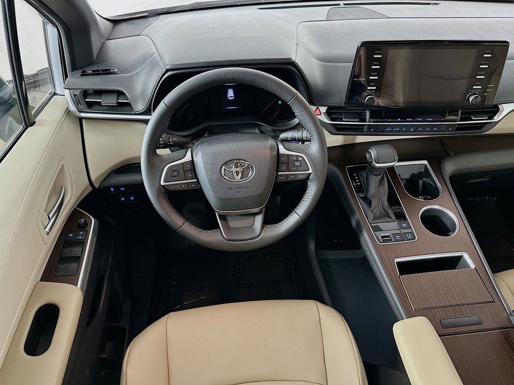 Thumbnail: 2021 Toyota Sienna - 10