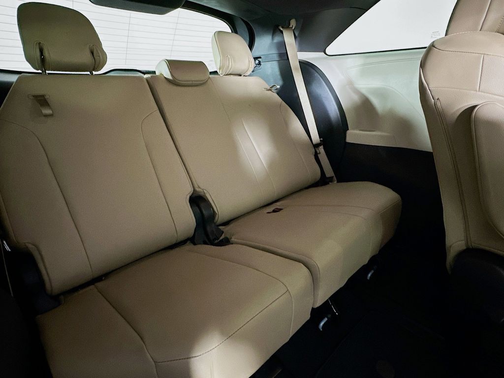 Thumbnail: 2021 Toyota Sienna - 31