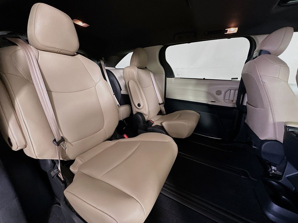 Thumbnail: 2021 Toyota Sienna - 32
