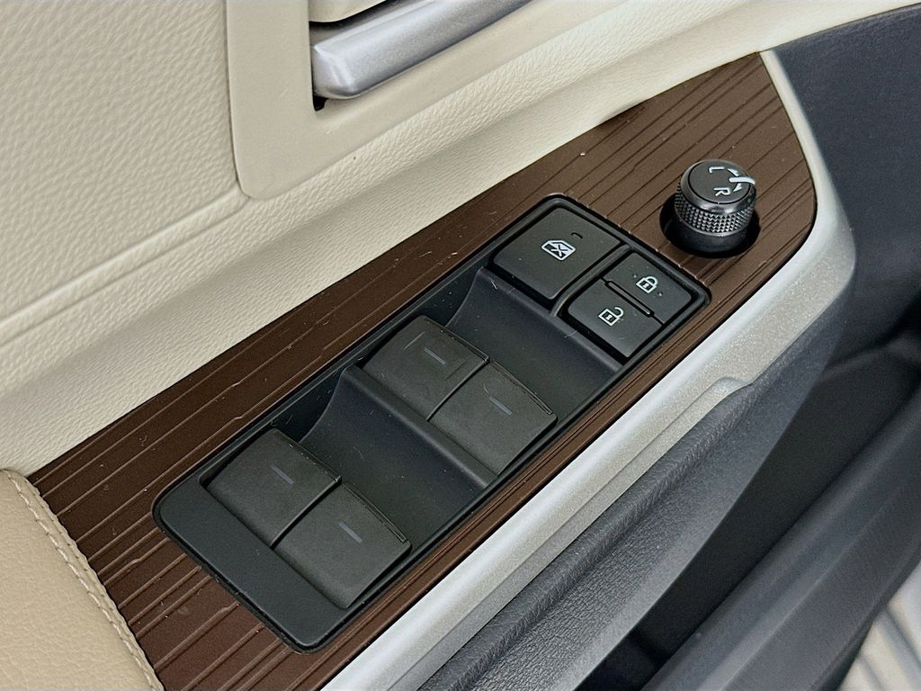 Thumbnail: 2021 Toyota Sienna - 28