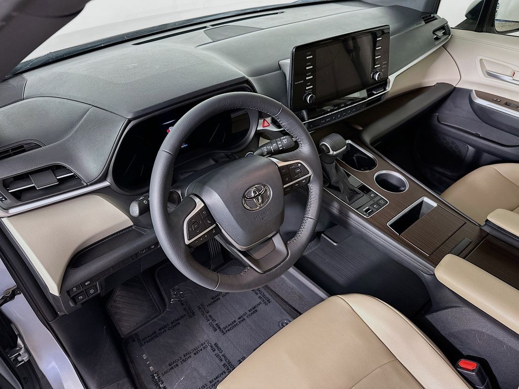 Thumbnail: 2021 Toyota Sienna - 2