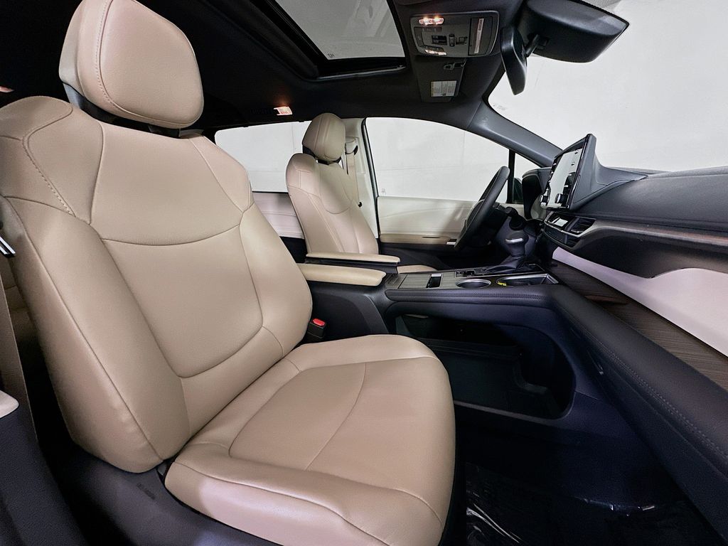 Thumbnail: 2021 Toyota Sienna - 12