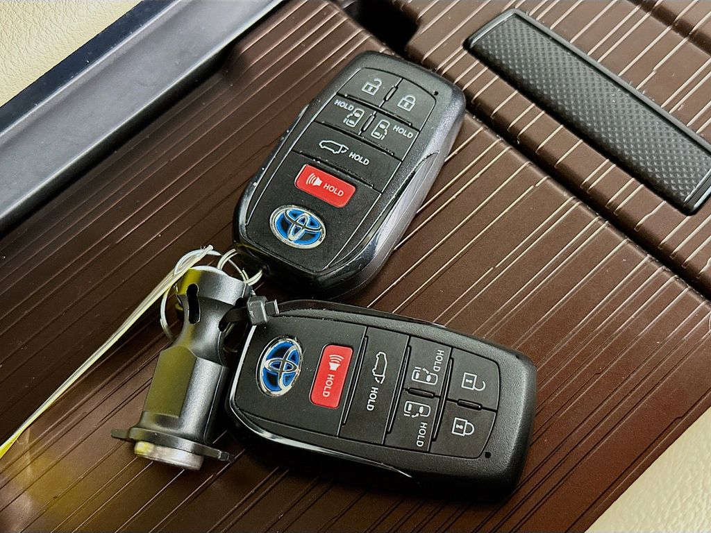 Thumbnail: 2021 Toyota Sienna - 22