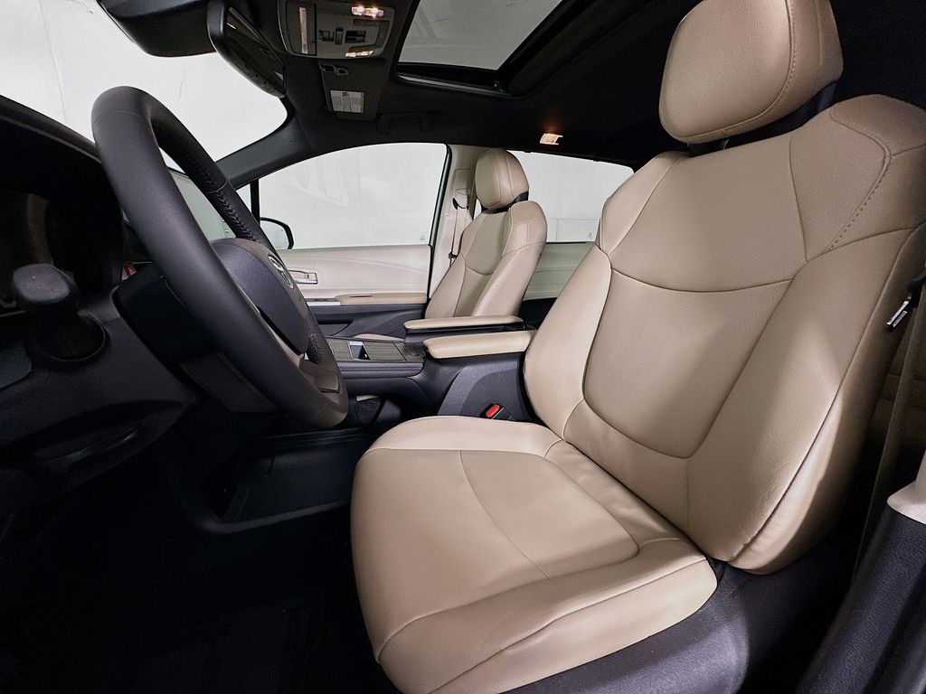 Thumbnail: 2021 Toyota Sienna - 11