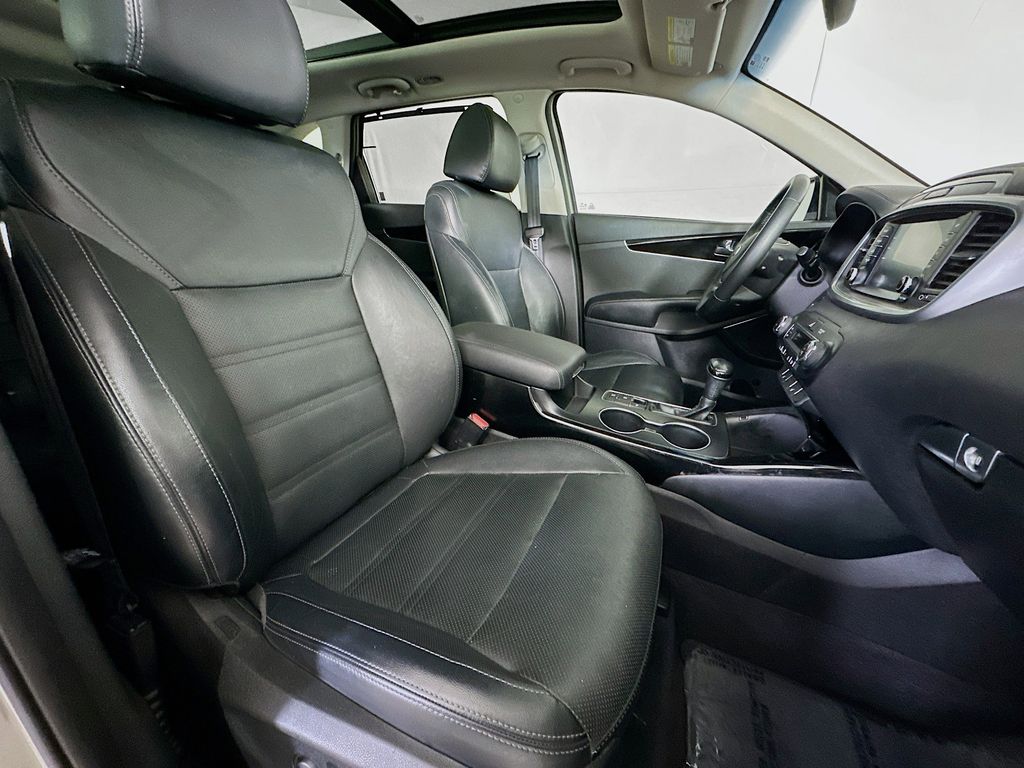 Thumbnail: 2019 Kia Sorento - 12