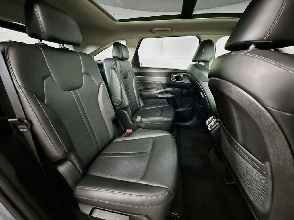 Thumbnail: 2023 Kia Sorento - 34