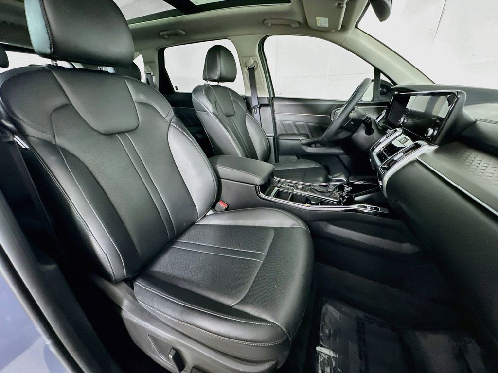 Thumbnail: 2023 Kia Sorento - 12