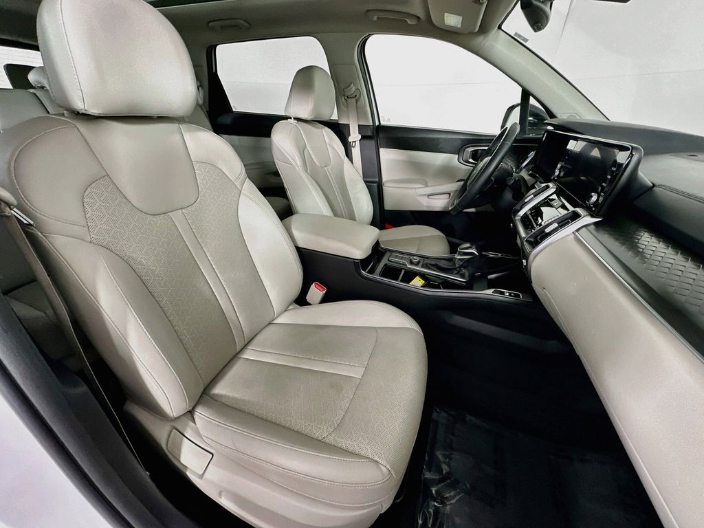 Thumbnail: 2023 Kia Sorento - 12