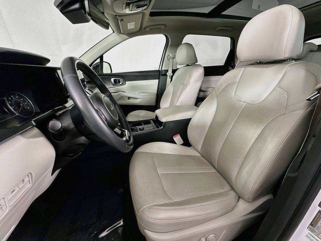 Thumbnail: 2023 Kia Sorento - 11