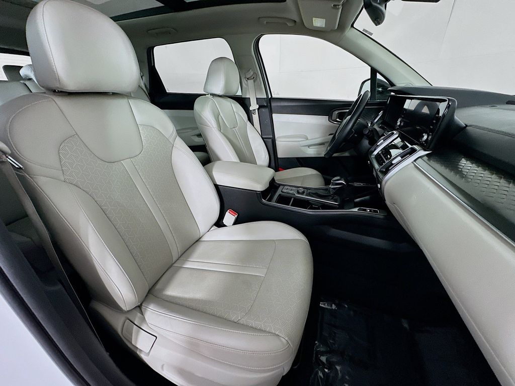 Thumbnail: 2023 Kia Sorento - 12