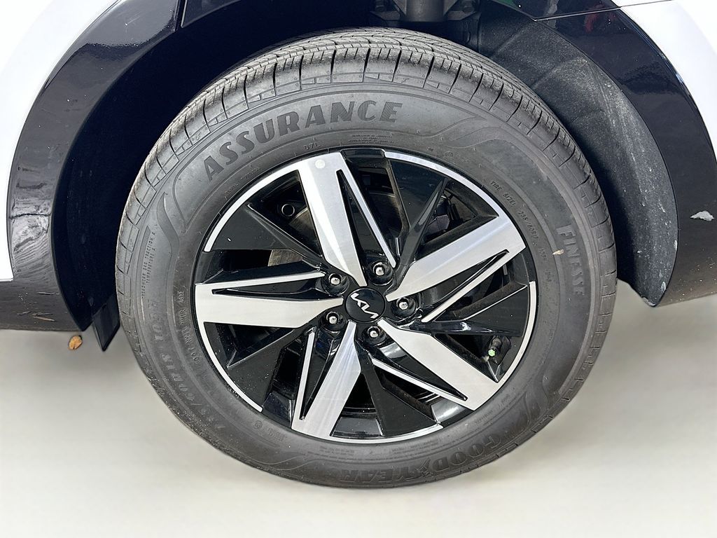 Thumbnail: 2023 Kia Sorento - 8