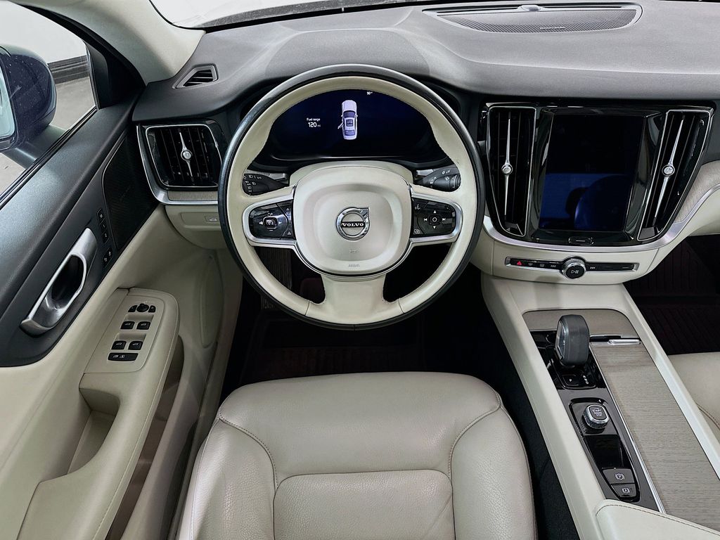 Thumbnail: 2024 Volvo S60 - 10