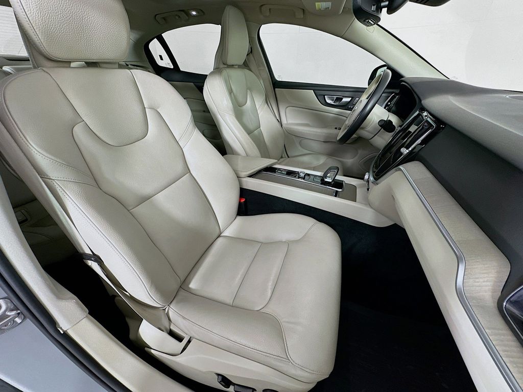 Thumbnail: 2024 Volvo S60 - 12