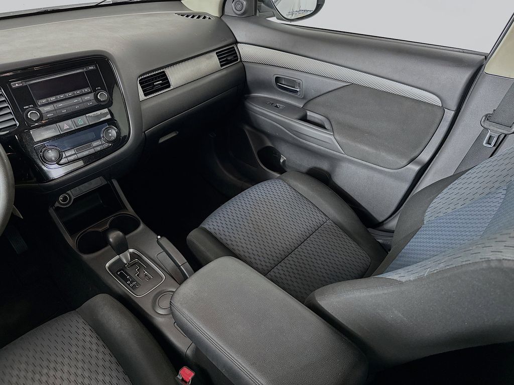 Thumbnail: 2014 Mitsubishi Outlander - 22