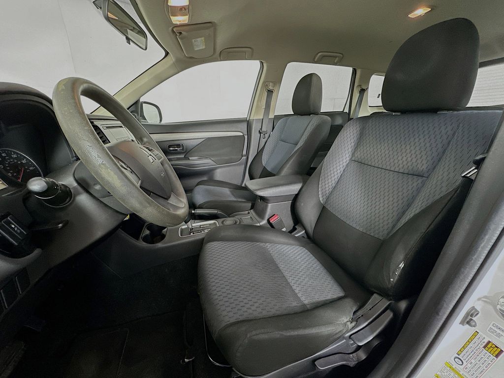 Thumbnail: 2014 Mitsubishi Outlander - 10