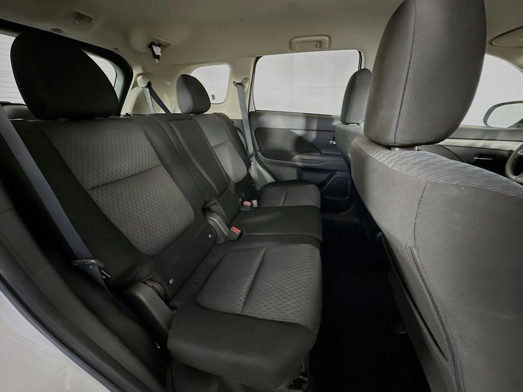 Thumbnail: 2014 Mitsubishi Outlander - 30