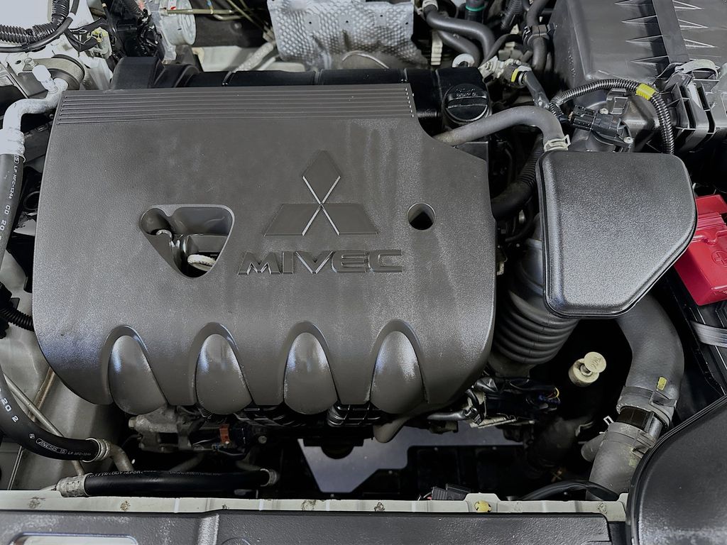 Thumbnail: 2014 Mitsubishi Outlander - 8