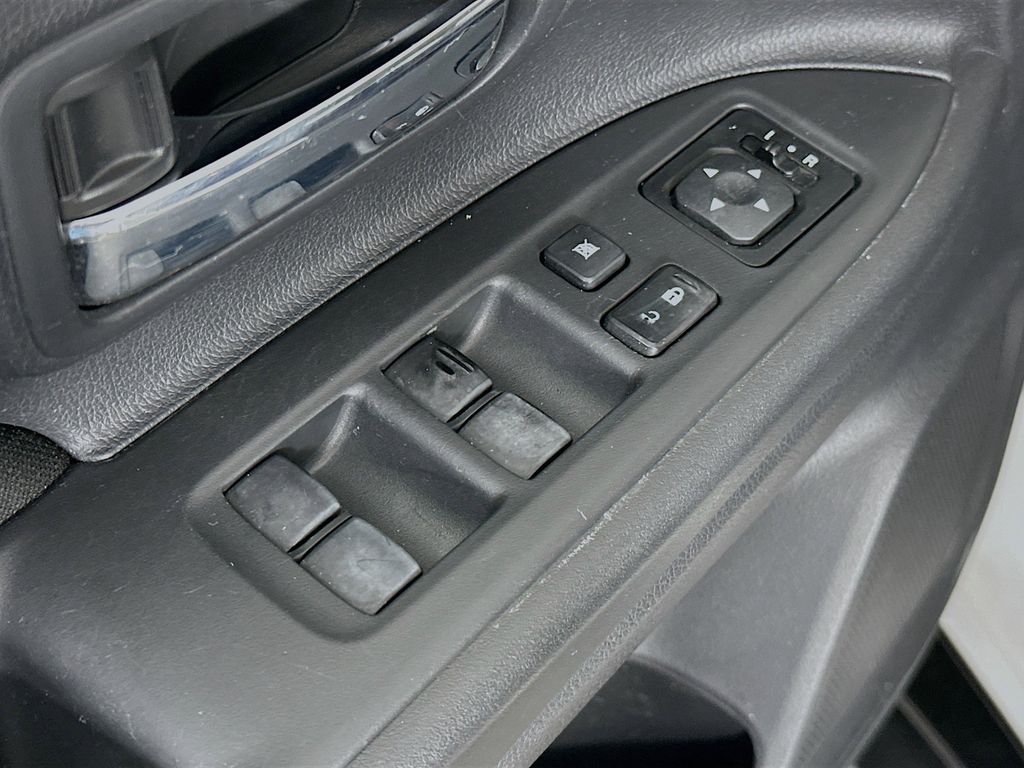Thumbnail: 2014 Mitsubishi Outlander - 27