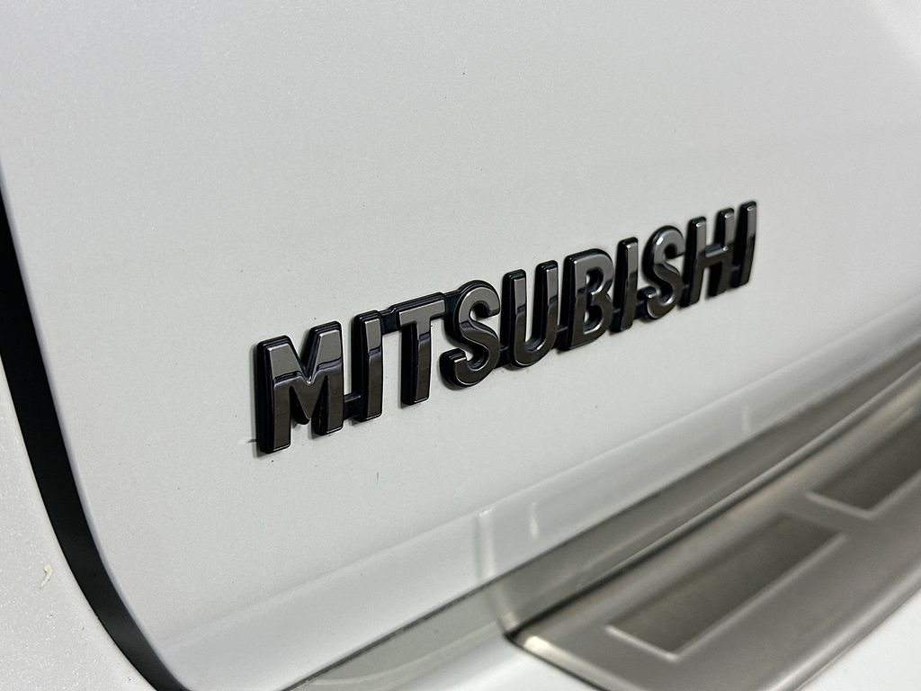 Thumbnail: 2014 Mitsubishi Outlander - 6