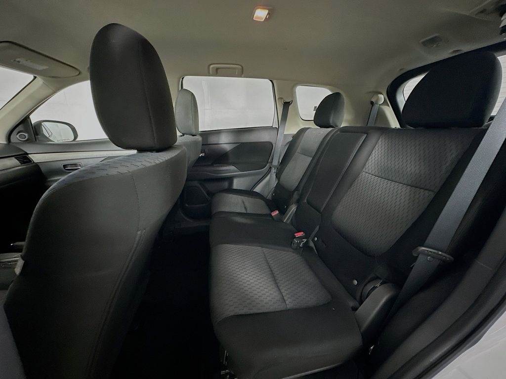 Thumbnail: 2014 Mitsubishi Outlander - 12