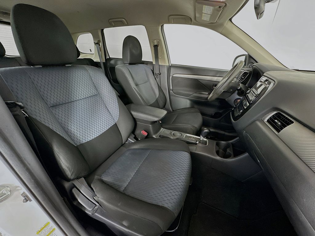 Thumbnail: 2014 Mitsubishi Outlander - 11