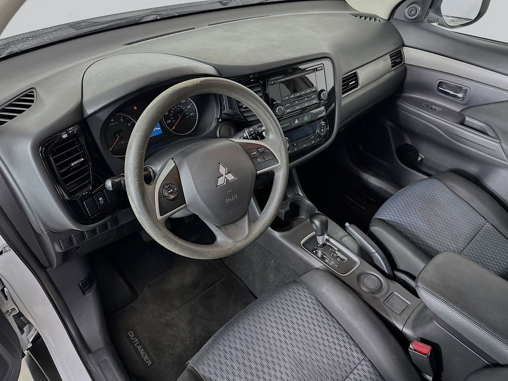 Thumbnail: 2014 Mitsubishi Outlander - 2