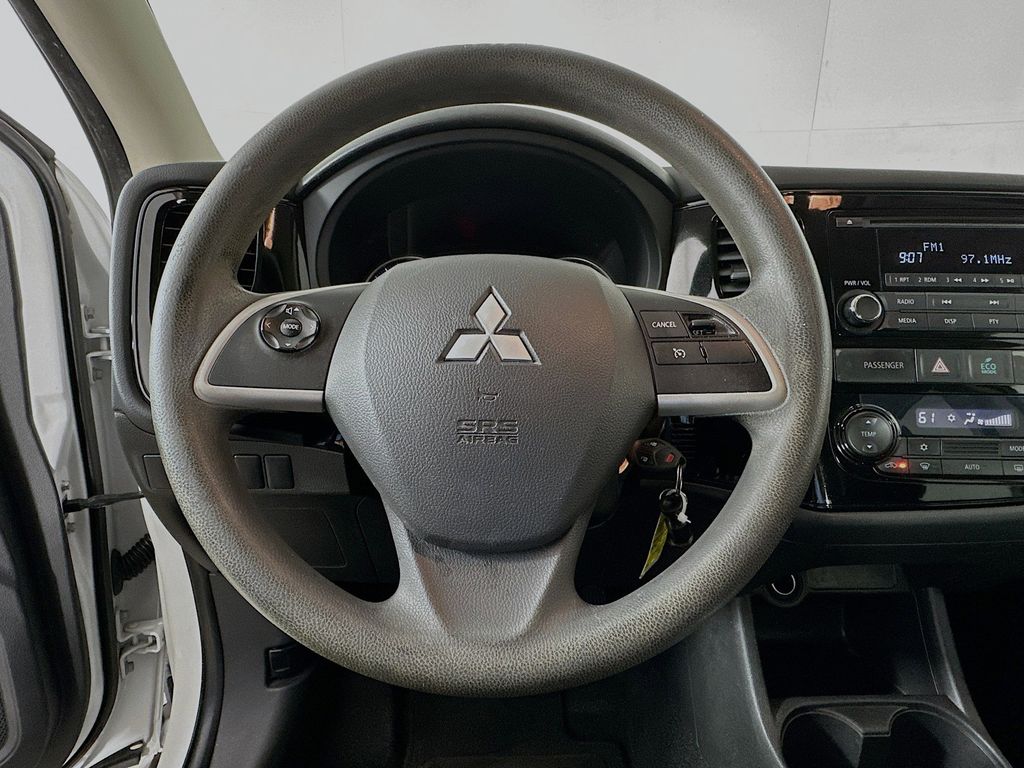 Thumbnail: 2014 Mitsubishi Outlander - 13