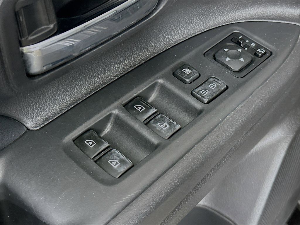 Thumbnail: 2020 Mitsubishi Outlander - 29