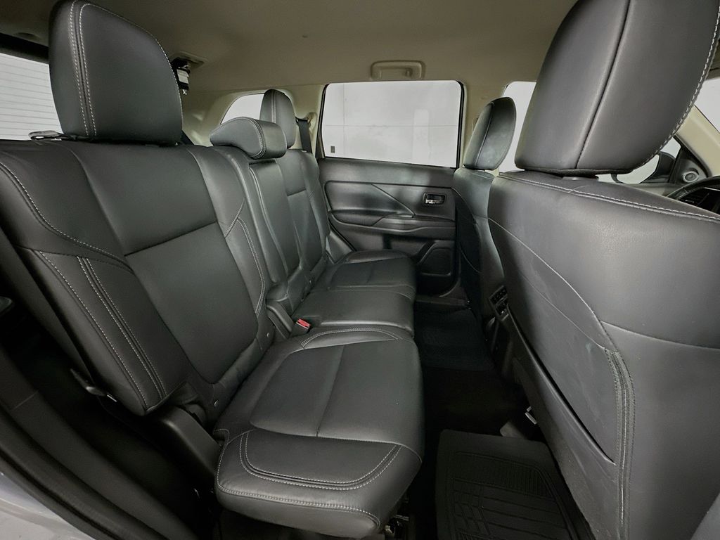 Thumbnail: 2020 Mitsubishi Outlander - 32