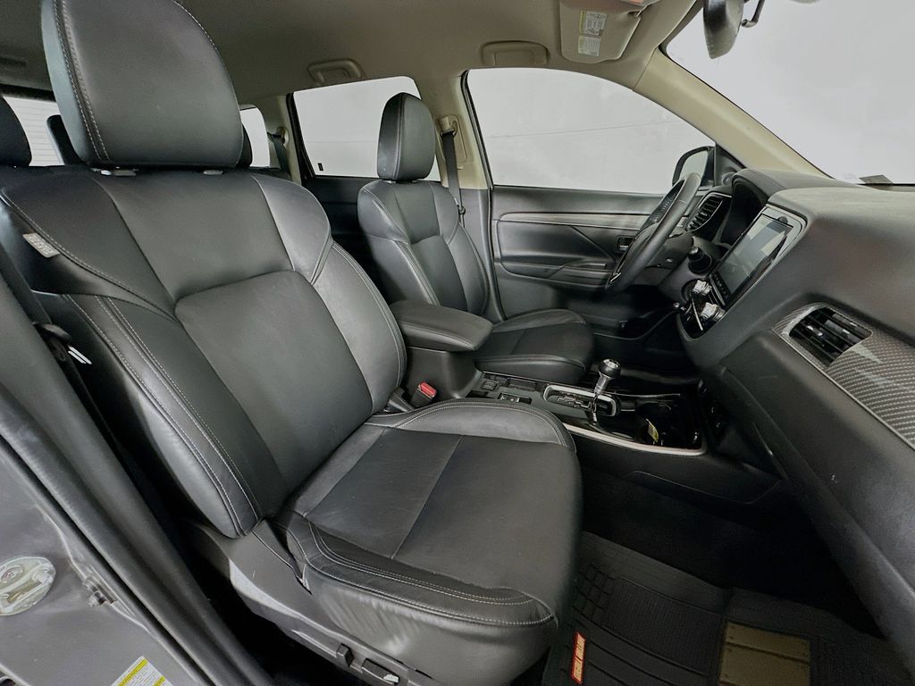 Thumbnail: 2020 Mitsubishi Outlander - 12
