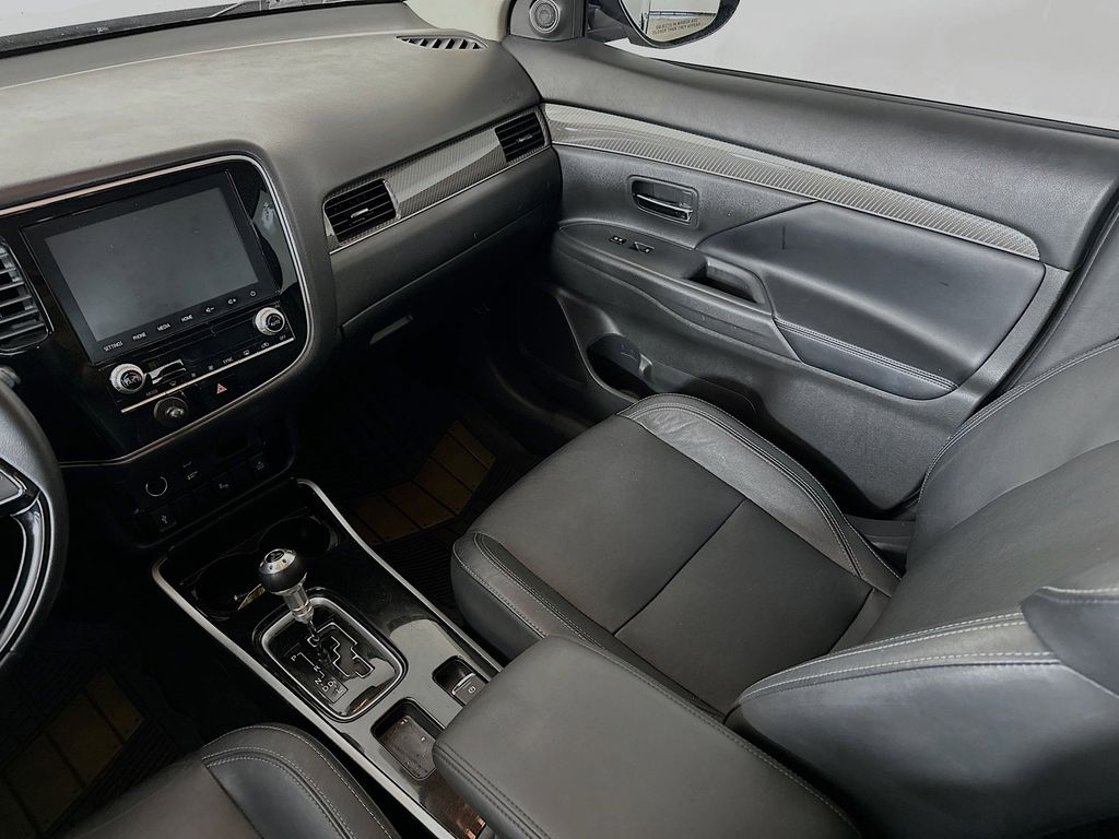 Thumbnail: 2020 Mitsubishi Outlander - 14