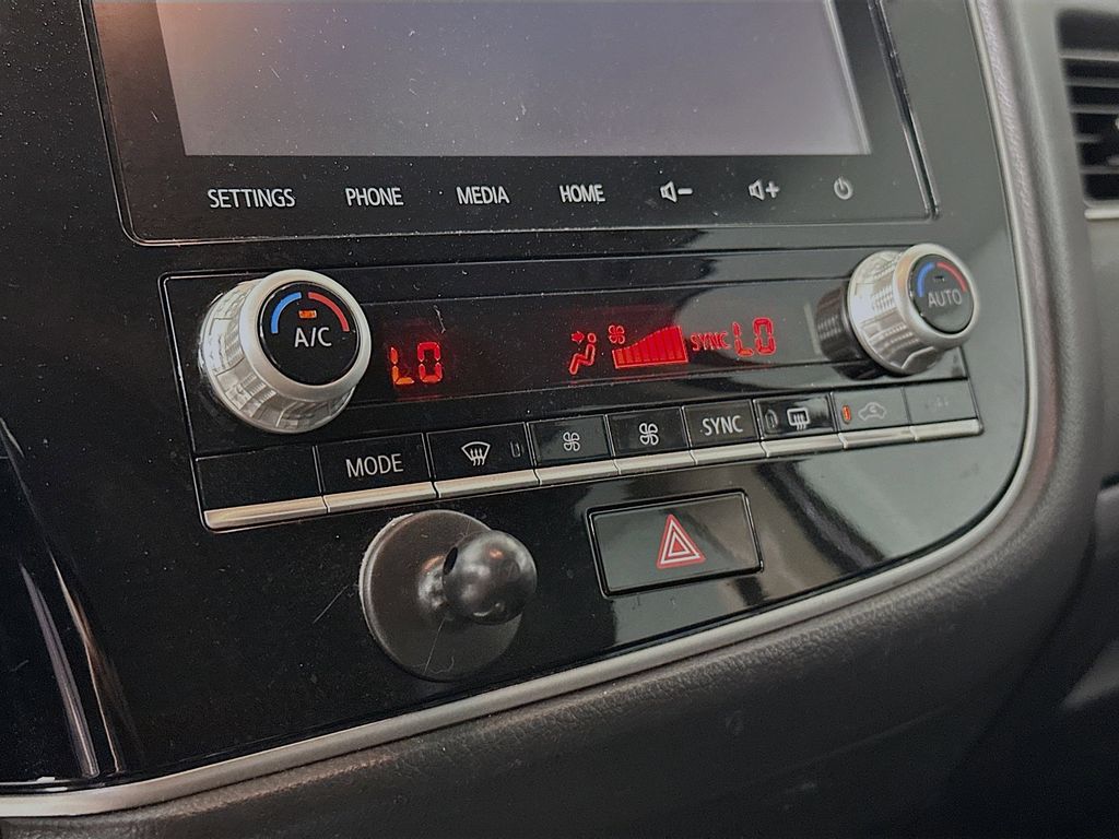 Thumbnail: 2020 Mitsubishi Outlander - 23
