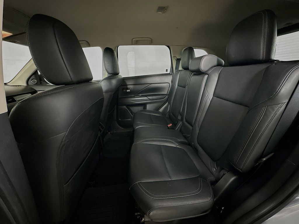 Thumbnail: 2020 Mitsubishi Outlander - 13
