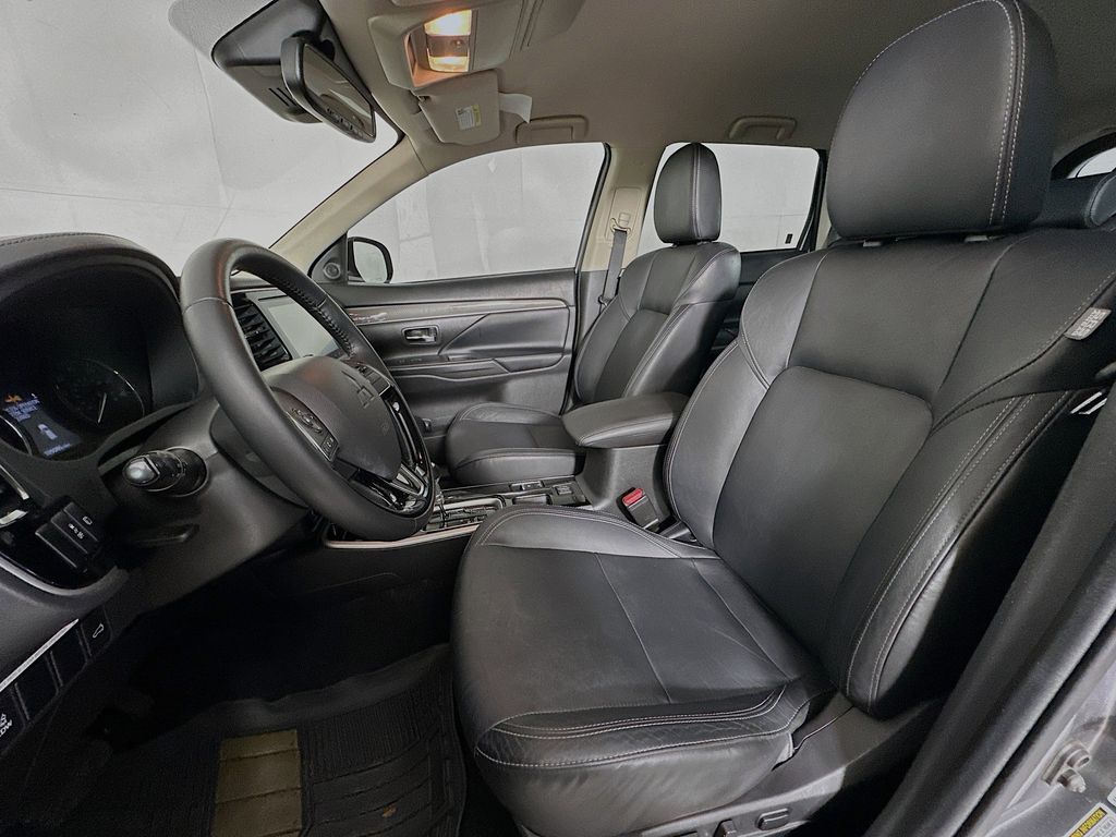 Thumbnail: 2020 Mitsubishi Outlander - 11