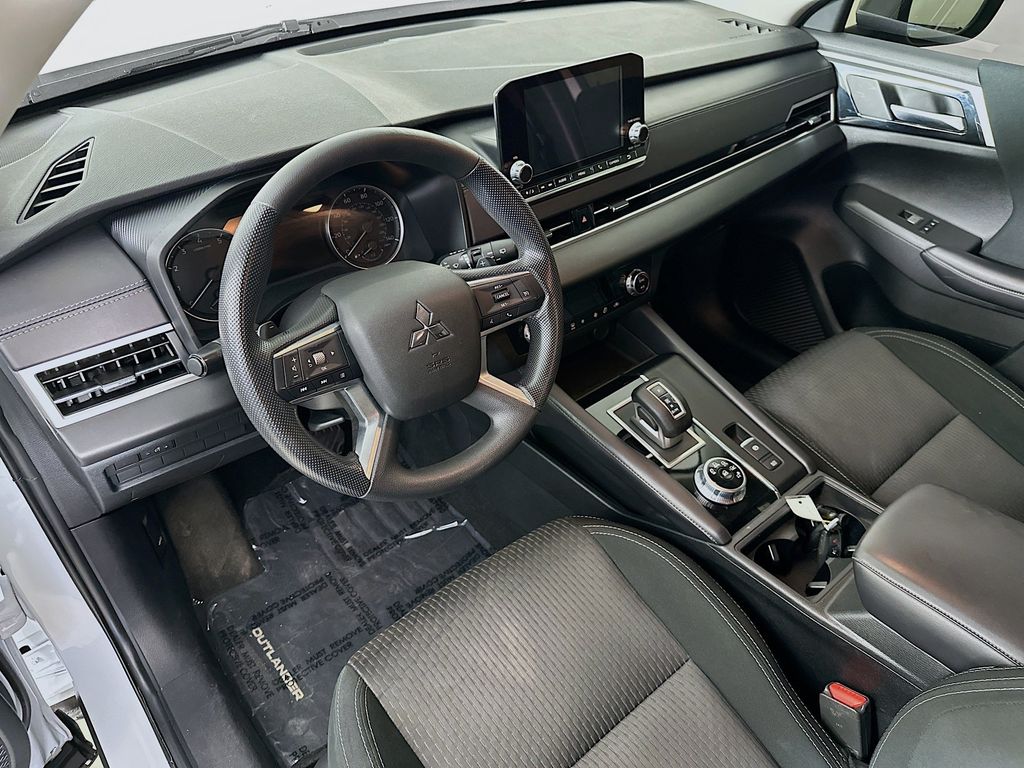 Thumbnail: 2024 Mitsubishi Outlander - 2