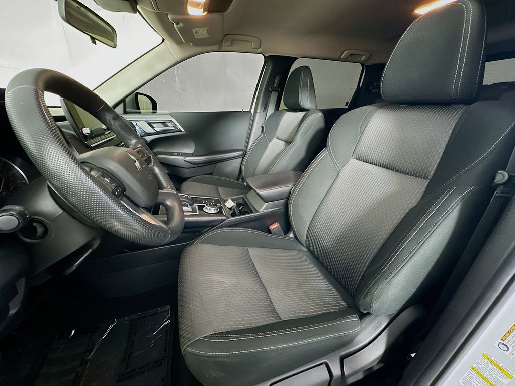 Thumbnail: 2024 Mitsubishi Outlander - 10