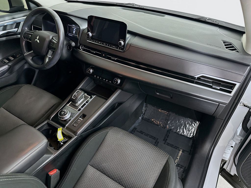 Thumbnail: 2024 Mitsubishi Outlander - 14