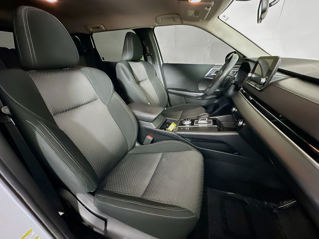 Thumbnail: 2024 Mitsubishi Outlander - 11