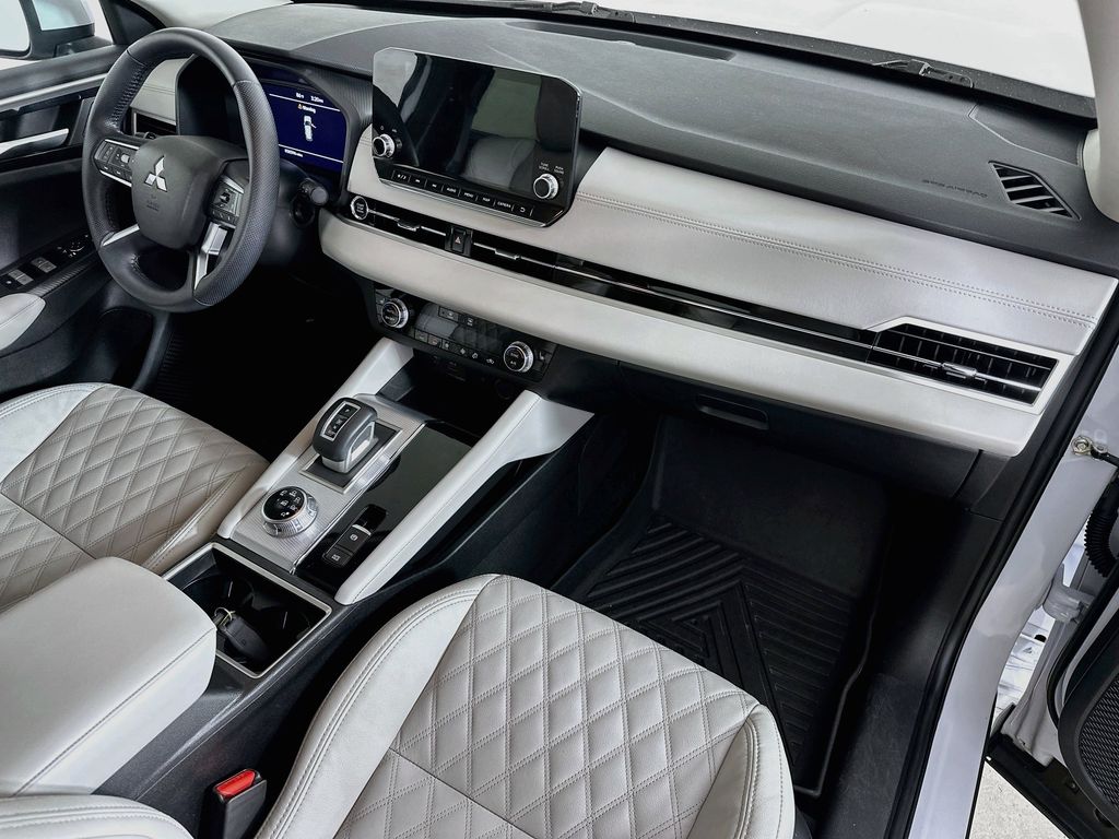 Thumbnail: 2024 Mitsubishi Outlander - 32
