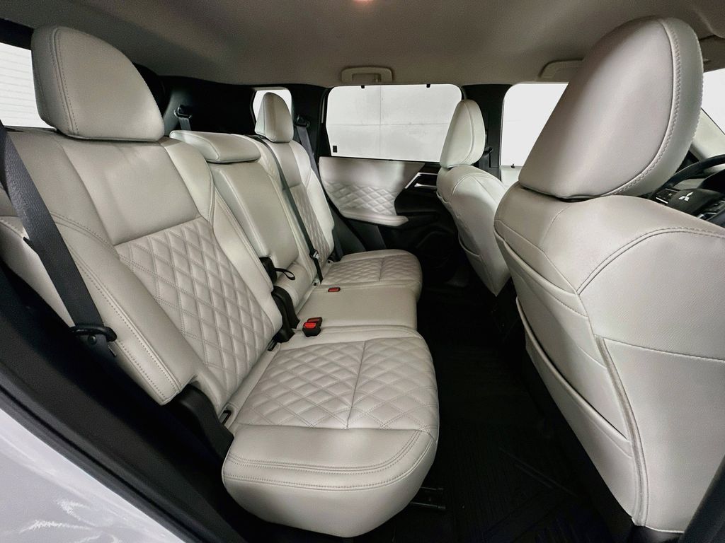 Thumbnail: 2024 Mitsubishi Outlander - 31