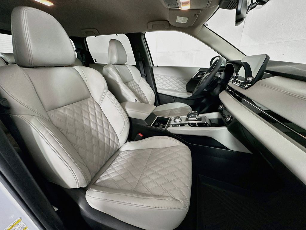 Thumbnail: 2024 Mitsubishi Outlander - 11