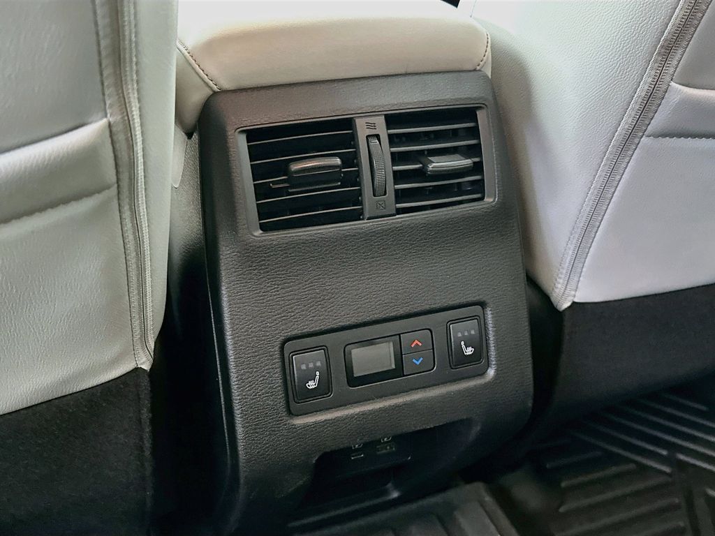 Thumbnail: 2024 Mitsubishi Outlander - 21
