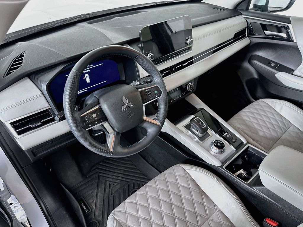 Thumbnail: 2024 Mitsubishi Outlander - 2