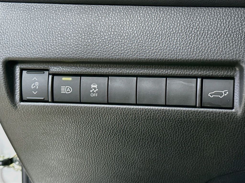 Thumbnail: 2021 Toyota Venza - 27