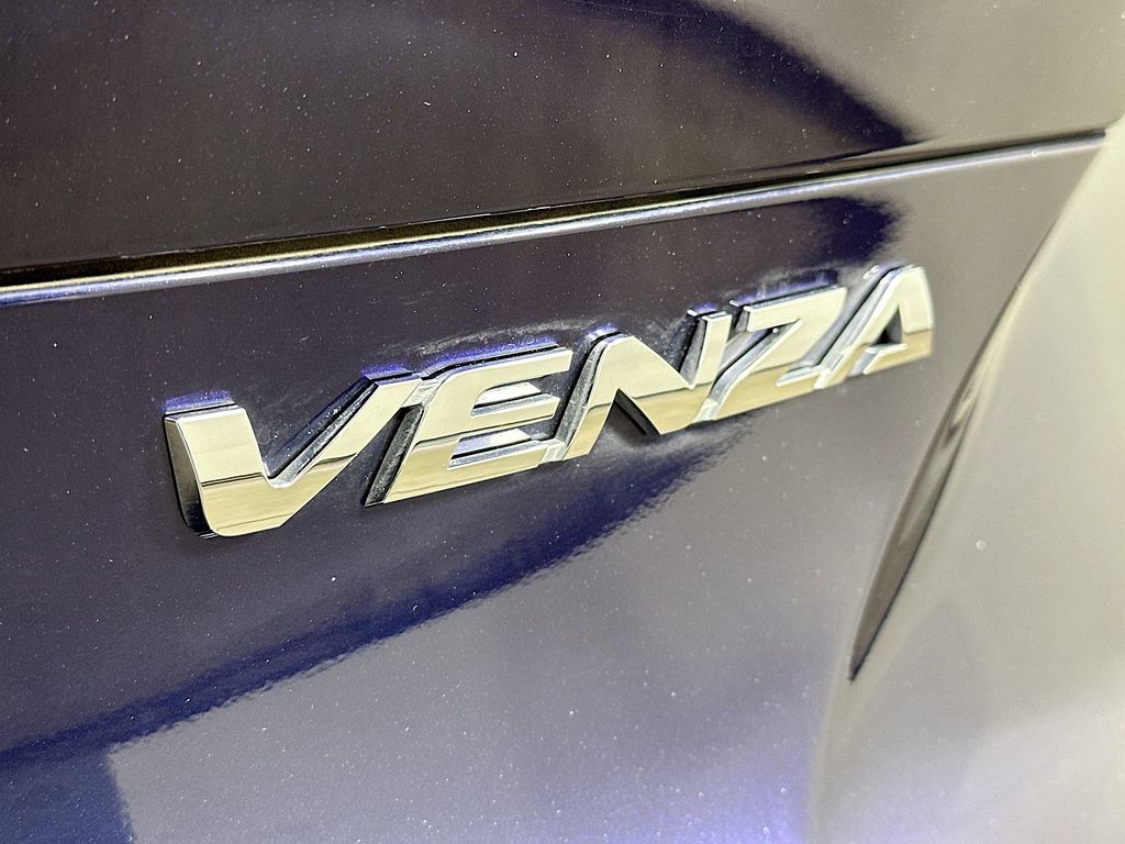 2023 Toyota Venza LE 7